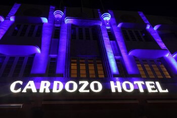Frente del hotel de noche (@cardozosouthbeach)