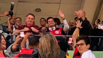 Bolsonaro y Moro saludan a