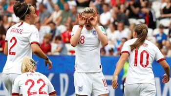 En el primer partido por el Grupo D, las inglesas superaron 2-1 a Escocia (REUTERS)