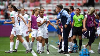 Phil Neville le da indicaciones a sus jugadores en el encuentro ante Escocia (CHRISTOPHE SIMON / AFP)