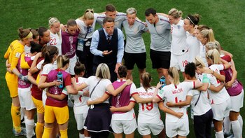 Phil Neville junto a sus jugadores en el partido inaugural para Inglaterra en el Mundial Francia 2019 (REUTERS)