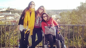 Lía Barrese, junto a dos