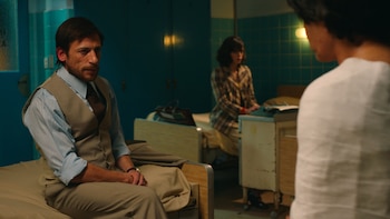 Diego Cremonesi interpreta a Gustavo