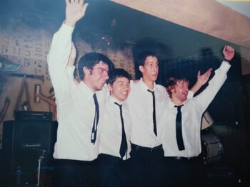 El artista junto a su