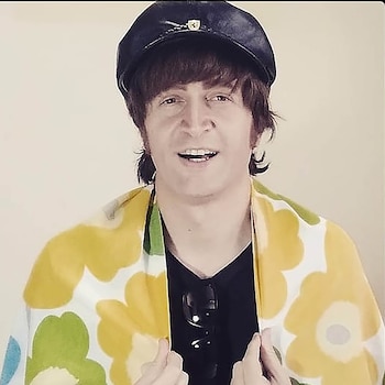 Con la clásica gorra emblemática