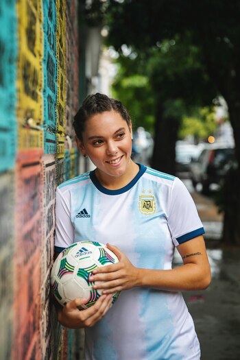 La delantera Milagros Menéndez.