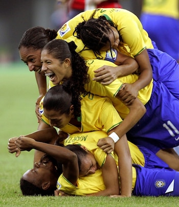 Formiga, hasta abajo, celebra después de anotar contra Australia en cuartos de final del Mundial China 2007. Credit Lee Jin-man/Associated Press