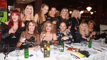 Rodeada por el elenco de