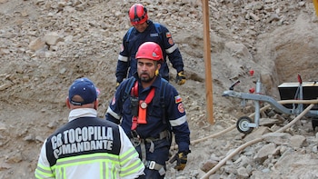 Los equipos de rescate trabajan