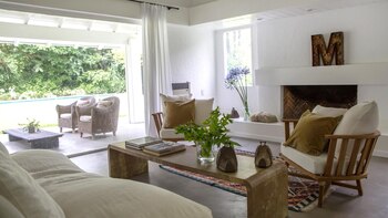 Cemento alisado y muebles contemporáneos