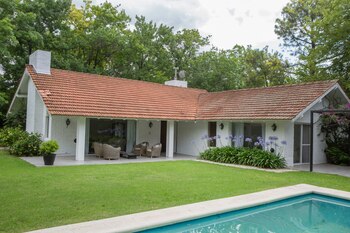 El jardín propone distintos canteros: