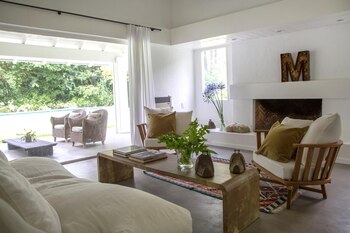 En el living, sofá con