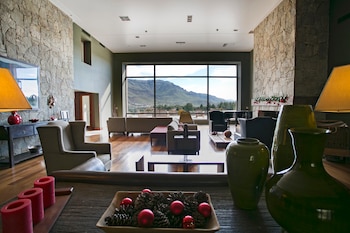 Cuenta con amplios ambientes, cálidos y luminosos, que juegan con texturas en madera y piedra