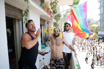 Tres hombres celebran durante la