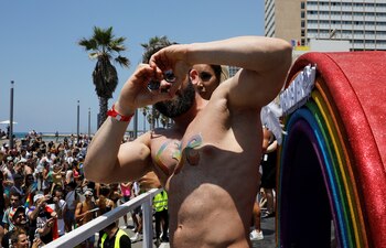 Un hombre forma un corazón