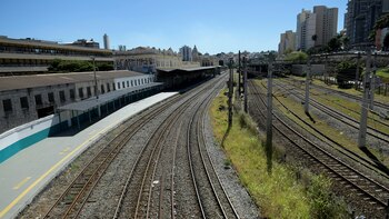 Una plataforma de tren vacía,