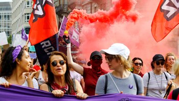 Masiva manifestación de mujeres en