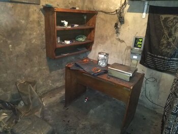 Parte del escaso mobiliario con