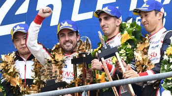 Fernando Alonso y su equipo