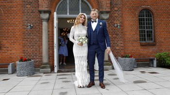 Peter Schmeichel junto a Laura