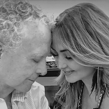 Andrea Legarreta junto a su