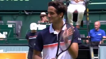 Su rival no dudó en