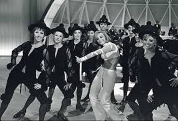 Raffaella Carrà realizando una de