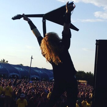 Mustaine fue arropado por sus