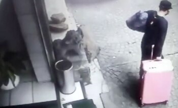 Chan salió del hotel con