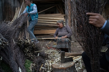 La familia hace escobas y