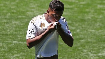 Rodrygo besó el escudo del