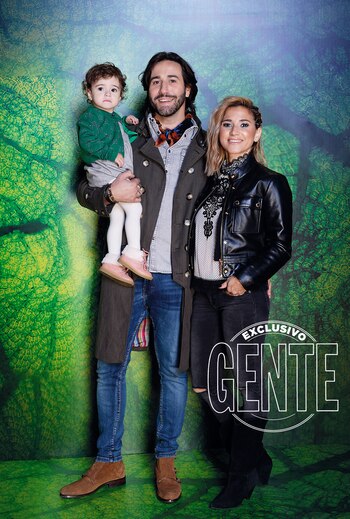 El actor Mariano Chiesa, quien encarna a Tito Lectoure, manager de Monzón, en la serie homónima de Space, su mujer y autora de La vida es rica (Editorial Atlántida), Pani Trotta, y su hija Matilda, de un año y nueve meses.