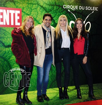 Coco Fernández, gerente de Producción de eltrece y señales Artear, su mujer, Virginia Elizalde, y sus hijas, Cata y Sol.