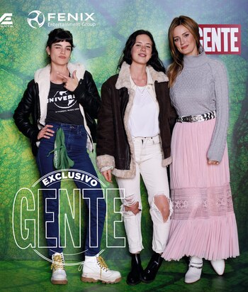“Es muy sorprendente todo lo que pasó con A.T.A.V. (eltrece). Deseaba que le fuera bien, pero no se puede creer tanto éxito”, dijo Male Sánchez (Francesca), quien pelea por el amor de Bruno (Albert Baró) con su amiga y compañera Delfi Chaves (Lucía). Juntas bromearon en una contienda por su candidato: “Se queda con ella”, reveló Male. Emocionada por el espectáculo y en compañía de su hermana Paula Chaves –Multitalent Agency–, Delfina dijo: “Soy muy fan del Cirque, los sigo en cualquier ciudad en la que estén. Me encantó poder traerla a Oli y mostrarle todo este mundo”.