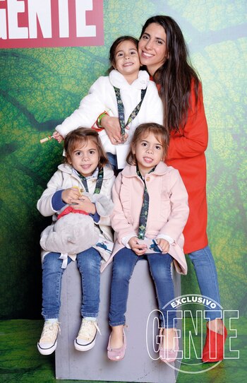 Cinthia Fernández y sus tres hijas: las mellizas Charis y Bella (5) y Francesca (4), a quienes vistió idénticas.