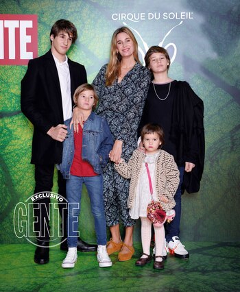 Separada desde hace casi tres meses de Matías Camisani, con quien compartió veintiún años de casados, la modelo y conductora Dolores Barreiro posó con cuatro de sus cinco hijos: Valentino (18), Salvador (15), Milo (13) e Indra (3). Del otro lado de la cámara quedaron su hermana, la modelo Bernardita Barreiro, y su cuarto hijo varón, Suria (7), que estaba tímido a la hora de las fotos y pidió quedarse con la tía.