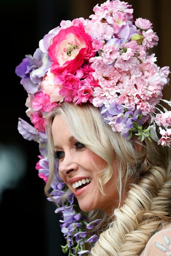 Anouska Lancaster con un tocado