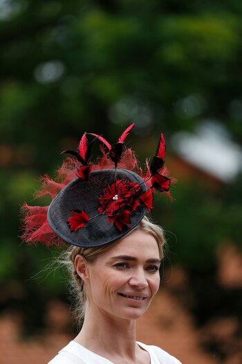 Jodie Kidd con fascinator combinado