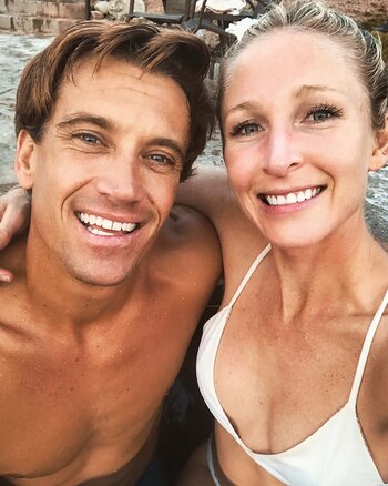 La pareja compartió el compromiso