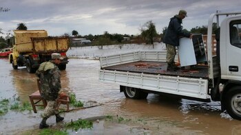 El ejército uruguayo asistiendo a la población afectada por las inundaciones @EjercitoUy
