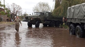 El ejército uruguayo asistiendo a la población afectada por las inundaciones (@EjercitoUy)