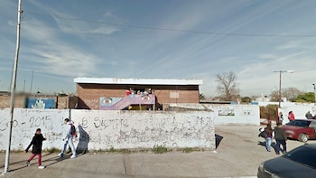 La entrada al colegio incendiado