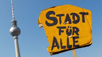 Cartel durante una protesta contra