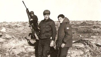 Milton Rhys a la izquierda.