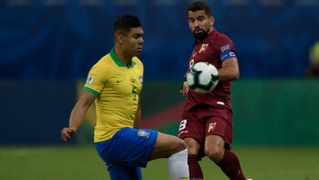 Brazil’s Casemiro (L) and Venezuela’s Tomas Rincon vie for the ball during their Copa America football tournament group match at the Fonte Nova Arena in Salvador, Brazil, on June 18, 2019. (Photo by Juan MABROMATA / AFP)
