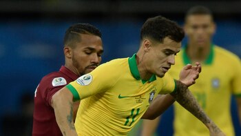 Brazil’s Philippe Coutinho (R) and Venezuela’s Yangel Herrera vie for the ball during their Copa America football tournament group match at the Fonte Nova Arena in Salvador, Brazil, on June 18, 2019. (Photo by Juan MABROMATA / AFP)