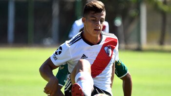 El juvenil lateral derecho al