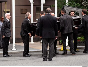 Anderson Cooper despidiendo el féretro