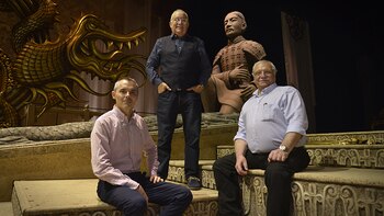 Christian Prego, escenógrafo repositor, junto