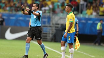El árbitro Julio Bascuñán hace el gesto del VAR antes de anular un gol a Gabriel Jesus en el Arena Fonte Nova de Salvador (AP)